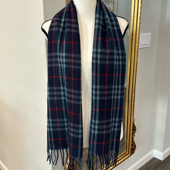 Authentic Burberry lambswool scarf - Picture 1 of 6